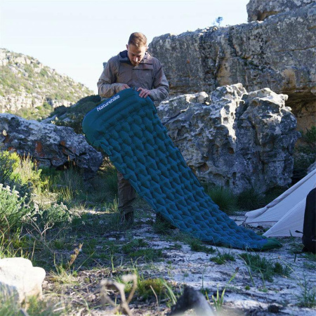 Туристический надувной матрас с насосом Naturehike